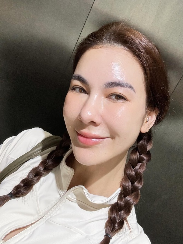 โบว์ เบญจวรรณ ได้ดอกไม้เซอร์ไพรส์