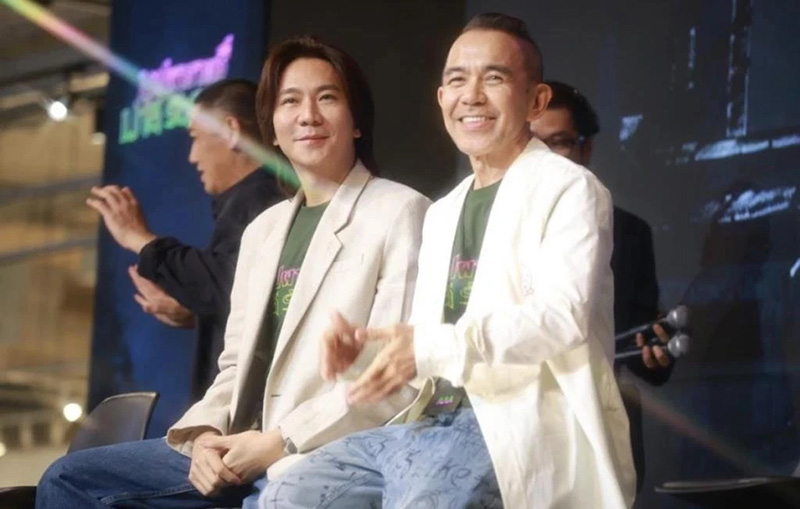 ปอนด์ ผู้บริหาร Be On Cloud และ พิง ลำพระเพลิง ในงานเปิดตัวเมื่อต้นปี