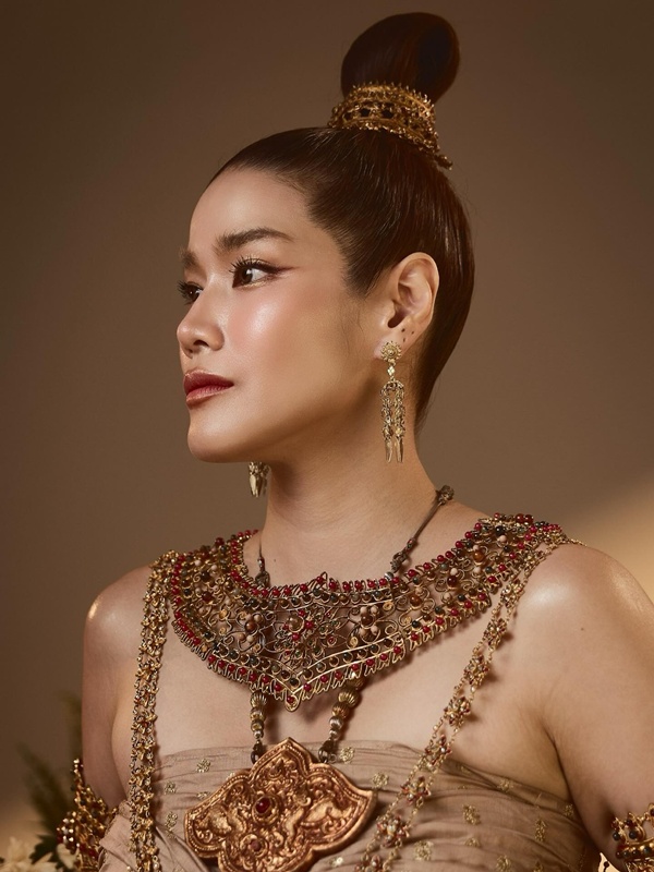 กบ พิมลรัตน์ แต่งชุดไทย สุริโยไท