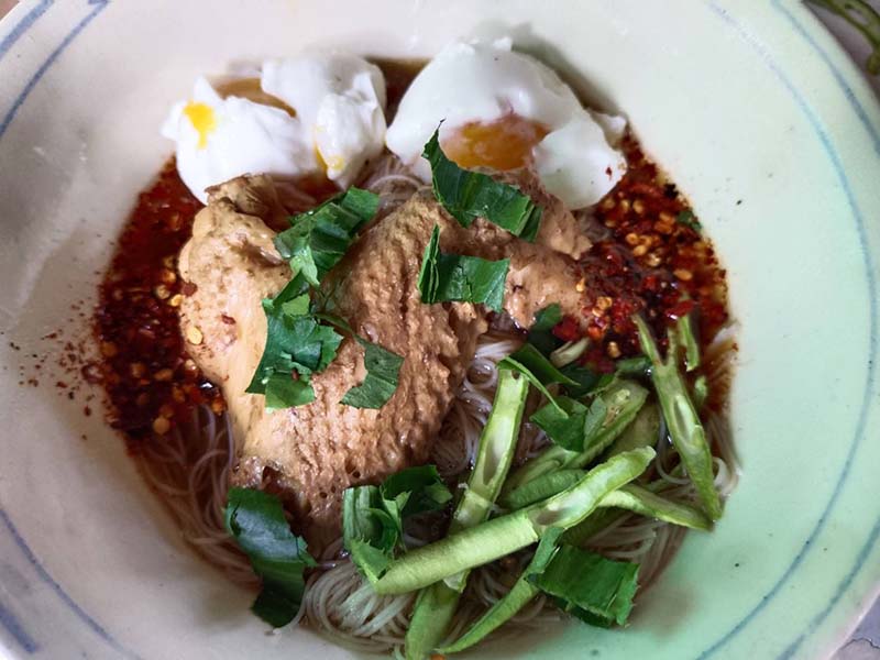 ก๋วยเตี๋ยวไก่ตุ๋นเตาถ่าน