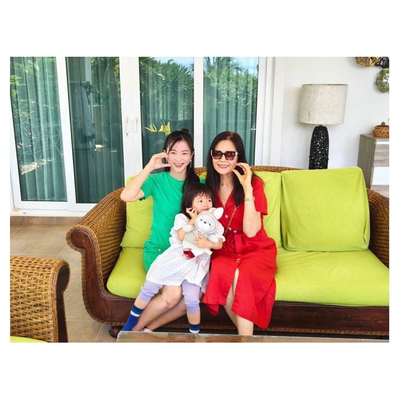 ภาพคุณย่าแหม่ม พลอยไพลิน แม่ของ เวียร์ ศุกลวัฒน์ วิกกี้ พีมนต์ญา และน้องวิริน