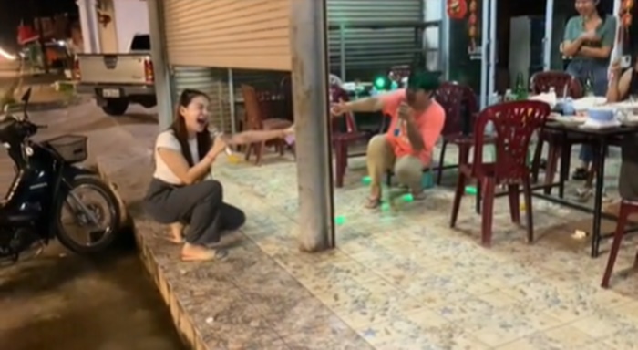 ร้องข้ามกำแพง