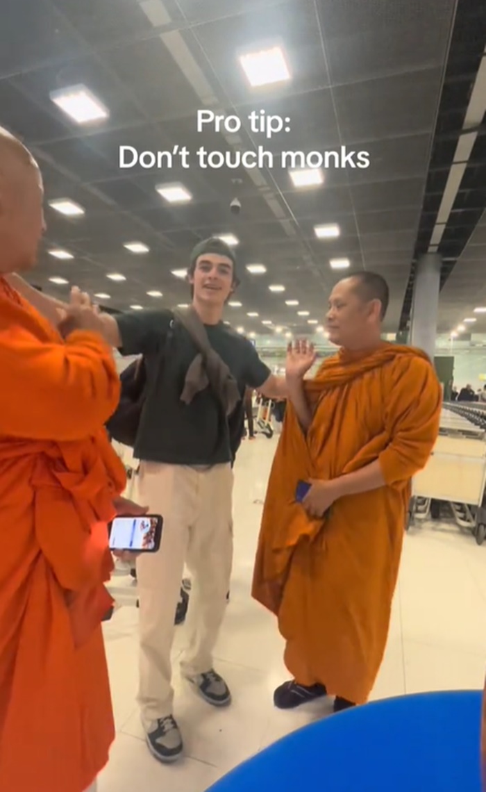 ถ่ายรูปกับพระ