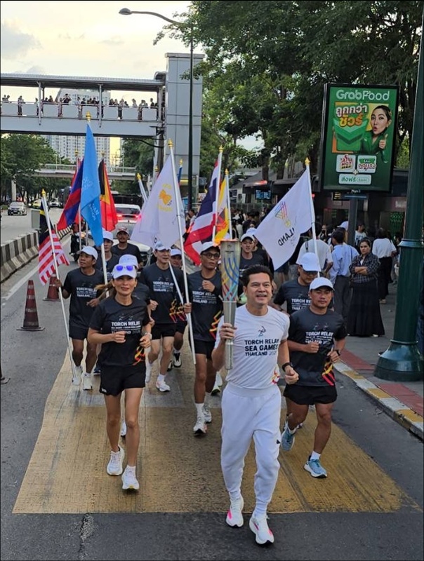 เต๋า สมชาย ร่วมวิ่งอัญเชิญไฟพระฤกษ์ซีเกมส์ 2025 และพาราเกมส์ ครั้งที่ 13