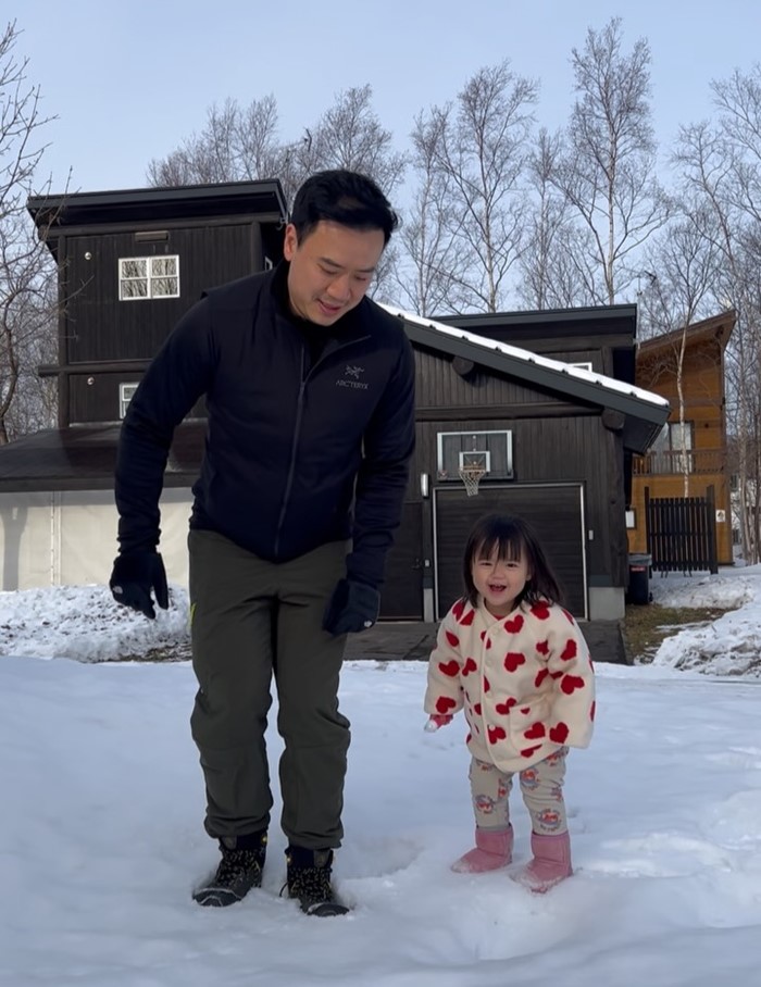 แพทริเซีย พาน้องเอลิเซีย และน้องแพทริค สัมผัสหิมะที่ญี่ปุ่น