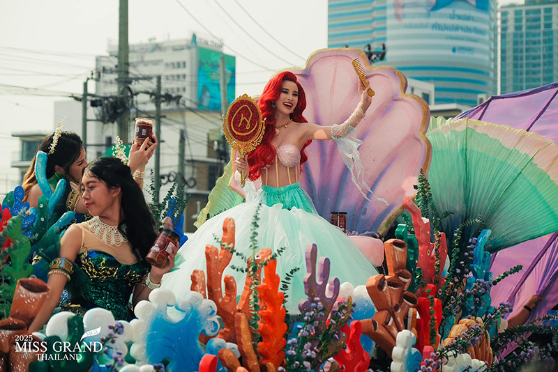 มิสแกรนด์ไทยแลนด์ 2025 ส่องความอลังการขบวนนางงาม สีสันวันเข้ากอง