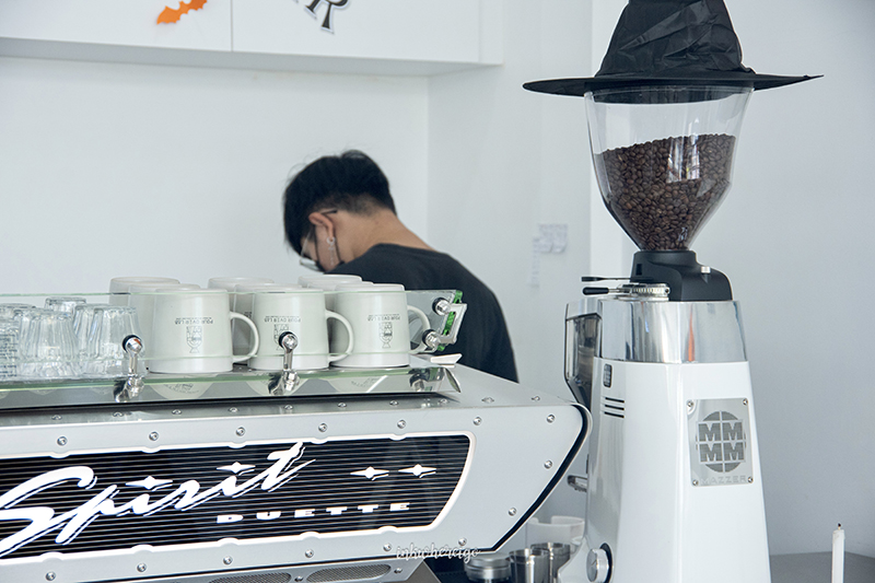 POUR OVER LAB คาเฟ่ราชบุรี