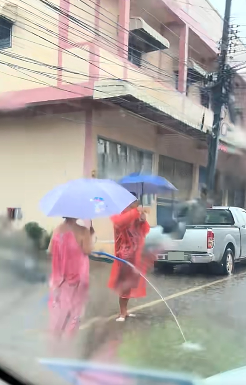ฝนตกน้ำท่วม