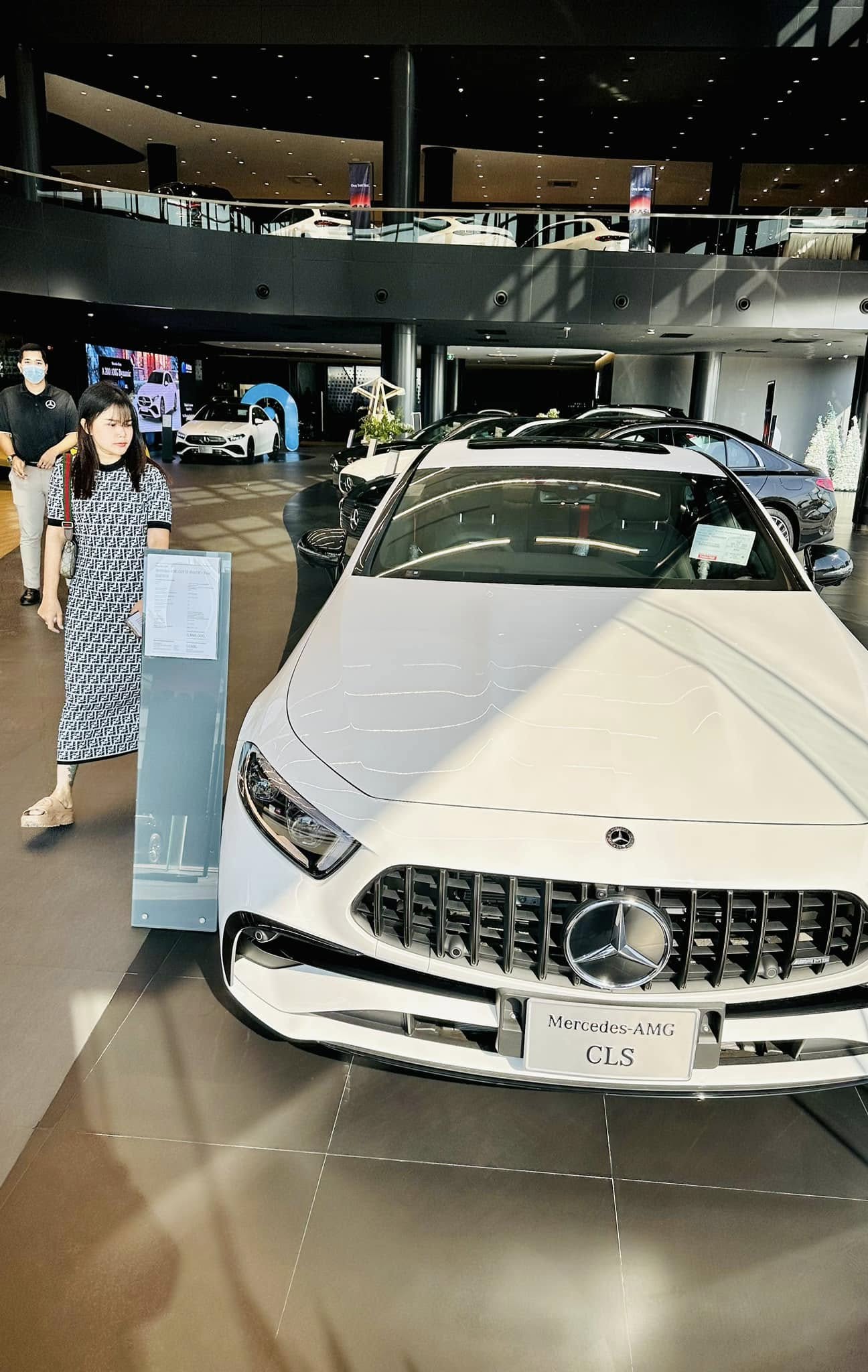 เอ๋ เชิญยิ้ม