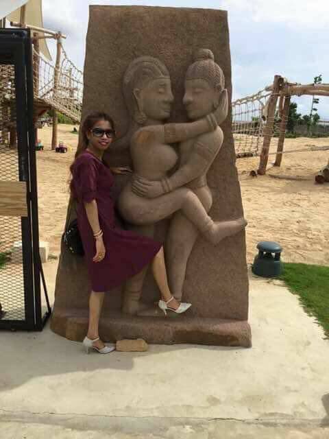 ถ่ายรูปกับรูปปั้น