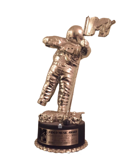 ติ๊นา คริสติน่า อากีล่าร์  