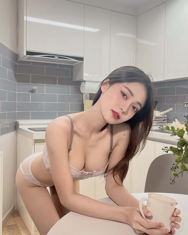 เอื้อย พรสวรรค์ กับชุดนอนไม่ได้นอน เพราะหิว ลุกมาค้นตู้เย็นหาอะไรกิน