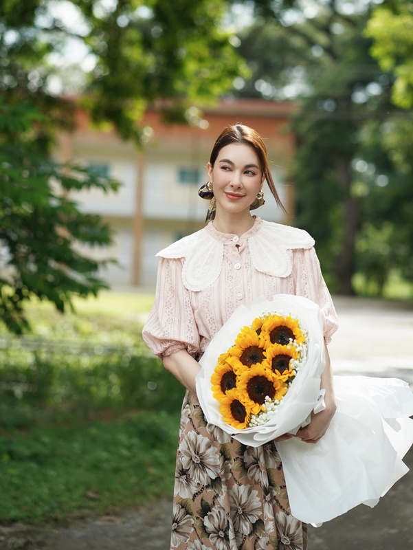 โบว์ เบญจวรรณ ได้ดอกไม้เซอร์ไพรส์