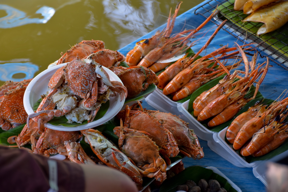 อาหารทะเลขายที่ตลาดน้ำตลิ่งชัน