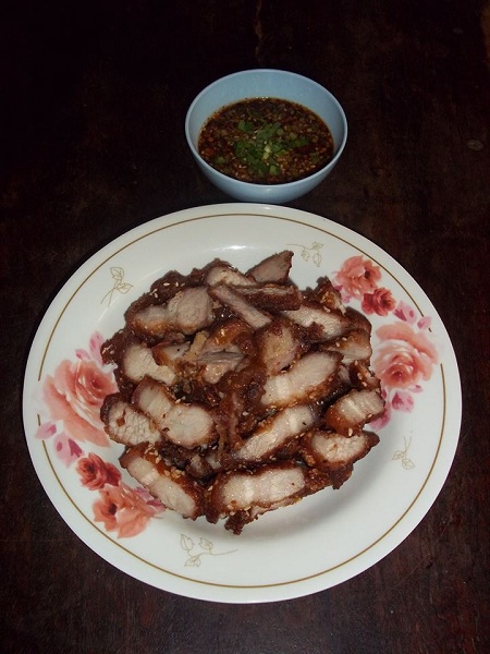 ข้าวเหนียวหมูสามชั้นทอดกระเทียมพริกไทย