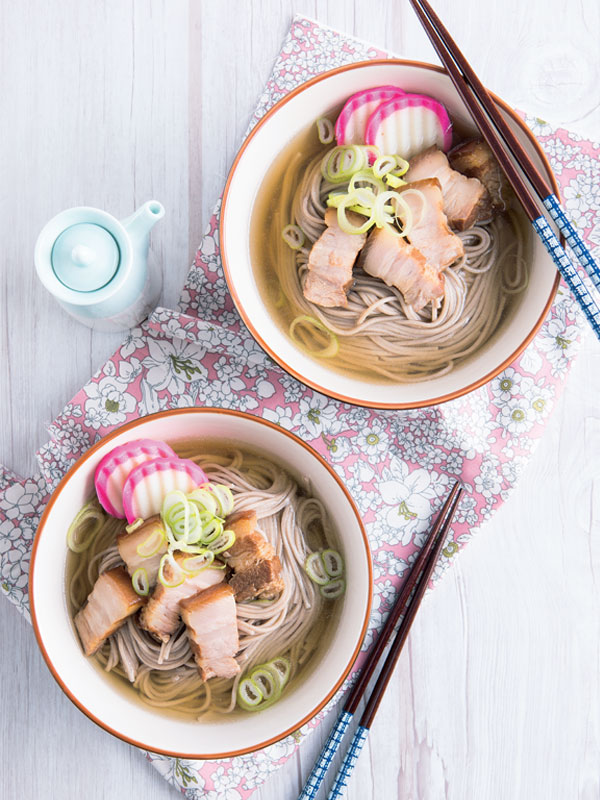 โซบะญี่ปุ่นกับหมูสามชั้นต้มซีอิ๊ว