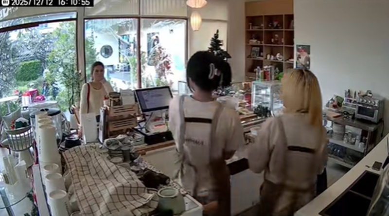 พนักงานคาเฟ่