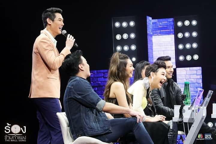 ร้องข้ามกำแพง