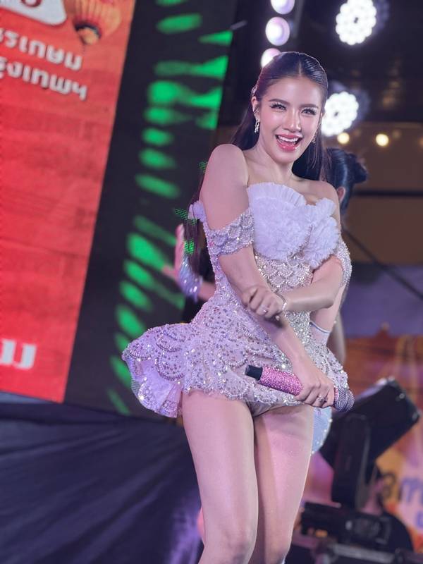 ใบเตย สุธีวัน