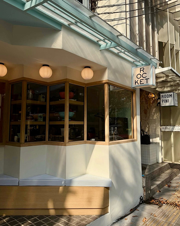 Rocket Coffee Bar ร้านอาหารเช้ารอบสวนลุมพินี 