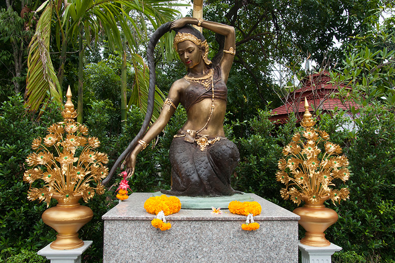 พระแม่ธรณีบีบมวยผม วัดบ้านปิง จังหวัดเชียงใหม่