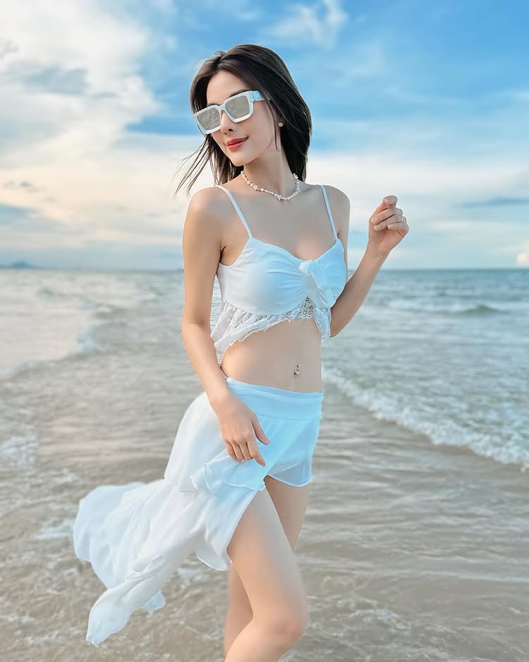 หนิง ปัทมา นักร้องลูกทุ่งสาวสุดฮอต นุ่งสั้น โชว์เอวบางเฉียบเจาะสะดือ