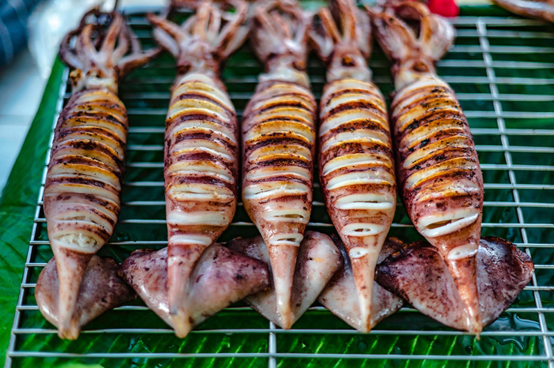 ปลาหมึกย่าง อาหารทะเลยอดฮิตที่มีขายทั้งในแหลมแท่นบางแสน หาดวอนนภา เขาสามมุข และอ่างศิลา