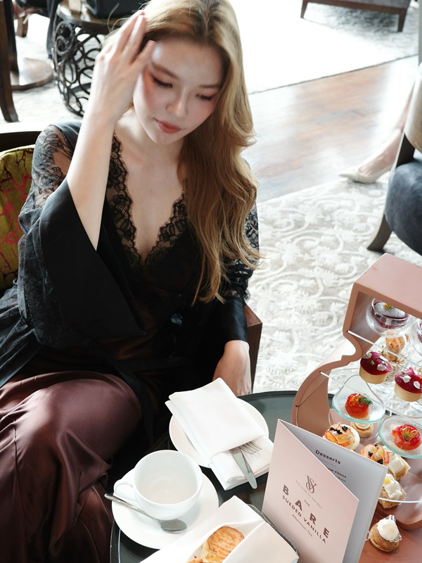 อรอุ๋ง เคลื่อนไหวล่าสุด จิบ Afternoon Tea แบรนด์ดัง