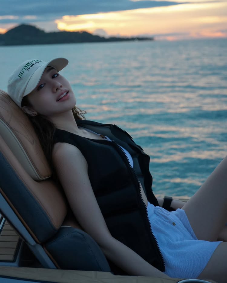 พิม พิมประภา ชีเสิร์ฟ นุ่งบิกินี่ชมอาทิตย์ตกดินริมทะเลสาป