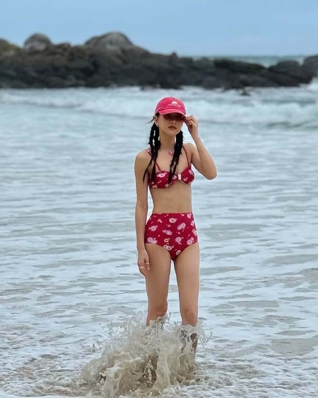 กรีน อัษฎาพร นุ่งทูพีซสีแดงตัวเก่ง ปล่อยอารมณ์ชิล ๆ ริมหาด