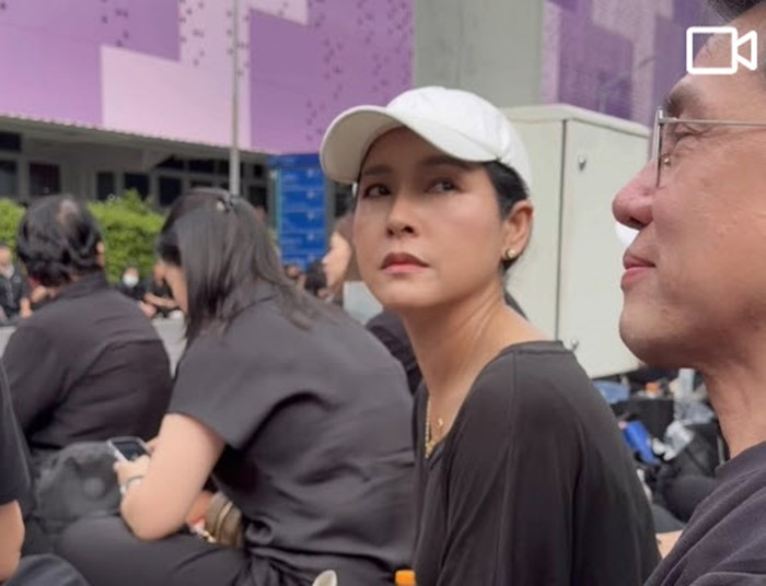 ดาราเฝ้าส่งเสด็จและร่วมถวายความอาลัย สมเด็จพระพันปีหลวง จาก รพ. จุฬาฯ ถึงพระบรมมหาราชวัง 