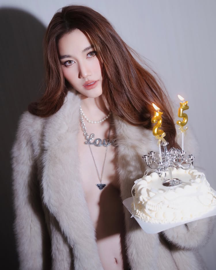 เบสท์ รักษ์วนีย์ แซ่บ ! ฉลองวันเกิด 25 ปี แหวกอกโนบรา