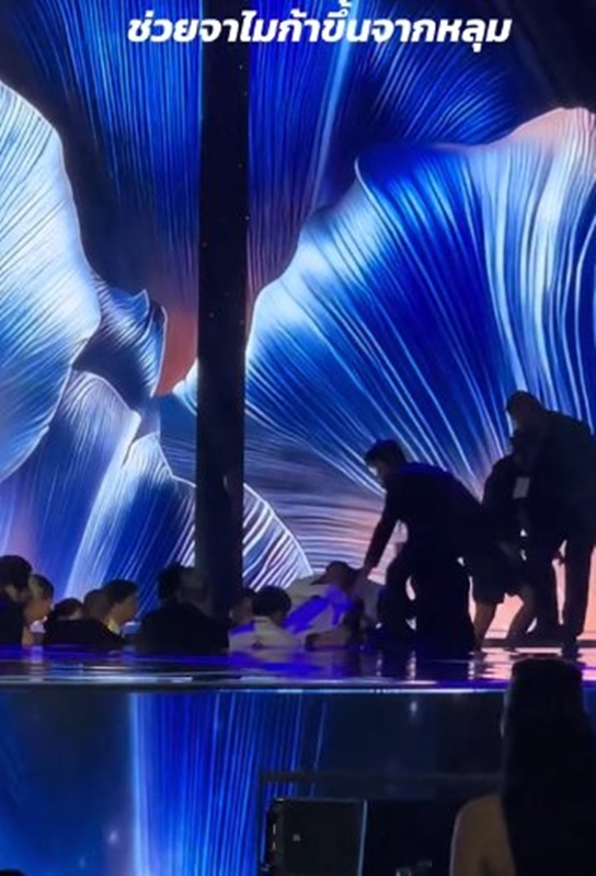 มิสจาเมกา Gabrielle Henry พลัดตกเวที Miss Universe 2025