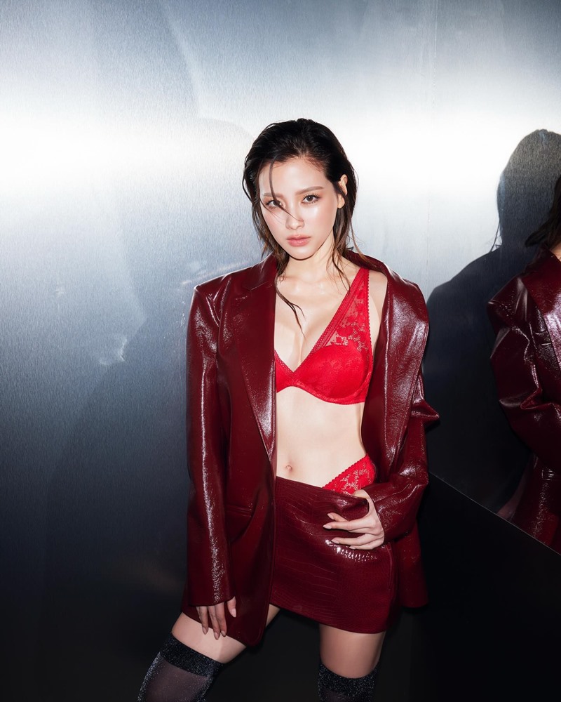 ใบเฟิร์น พิมพ์ชนก อวดแซ่บในชุดชั้นในลูกไม้ซีทรู 