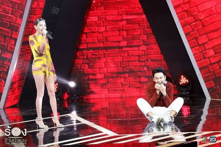 ร้องข้ามกำแพง