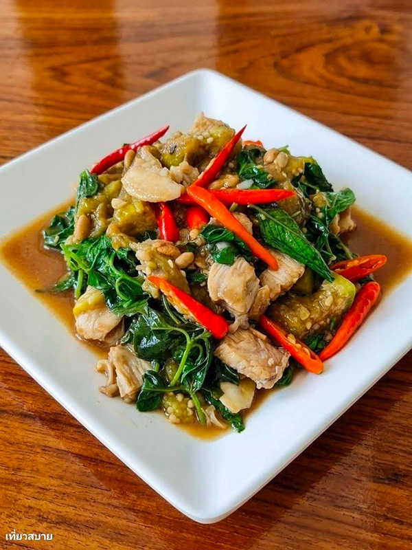 ผัดมะเขือยาวใส่หมูทอด อาหารไทย สูตรอาหาร