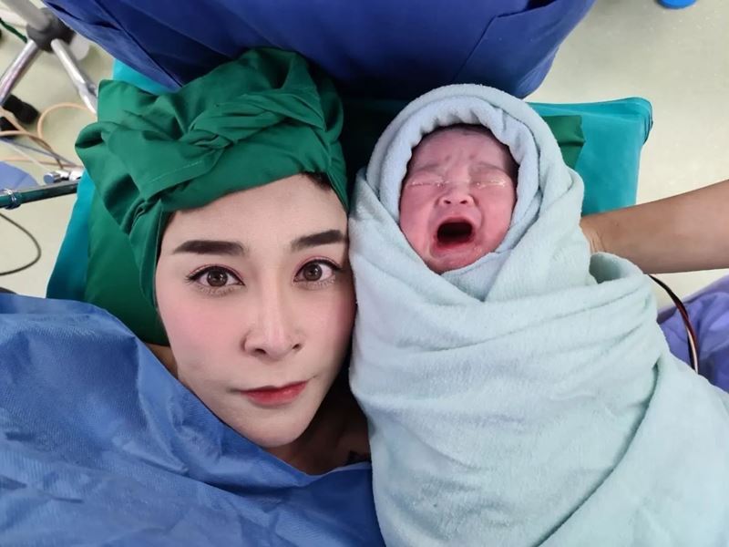 ใหม่ สุคนธวา คลอดลูก