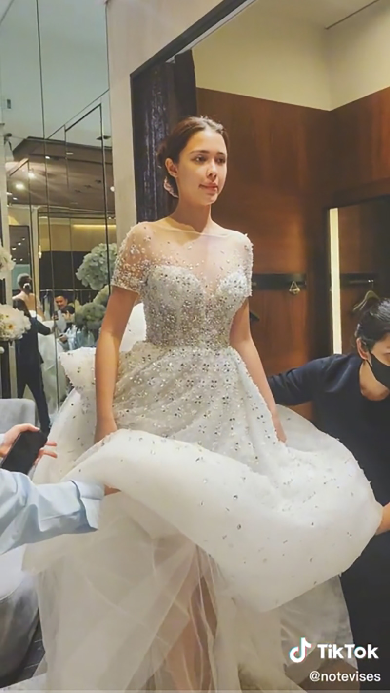 โน้ต วิเศษ พา แพทริเซีย กู๊ด ลองชุดเจ้าสาว