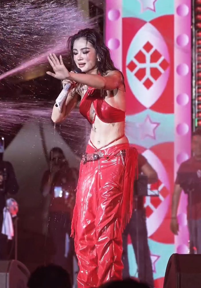 กระแต อาร์สยาม เตือนคนดูอย่าฉีดน้ำใส่หน้า พูดไม่ทันขาดคำ โดนเต็ม ๆ