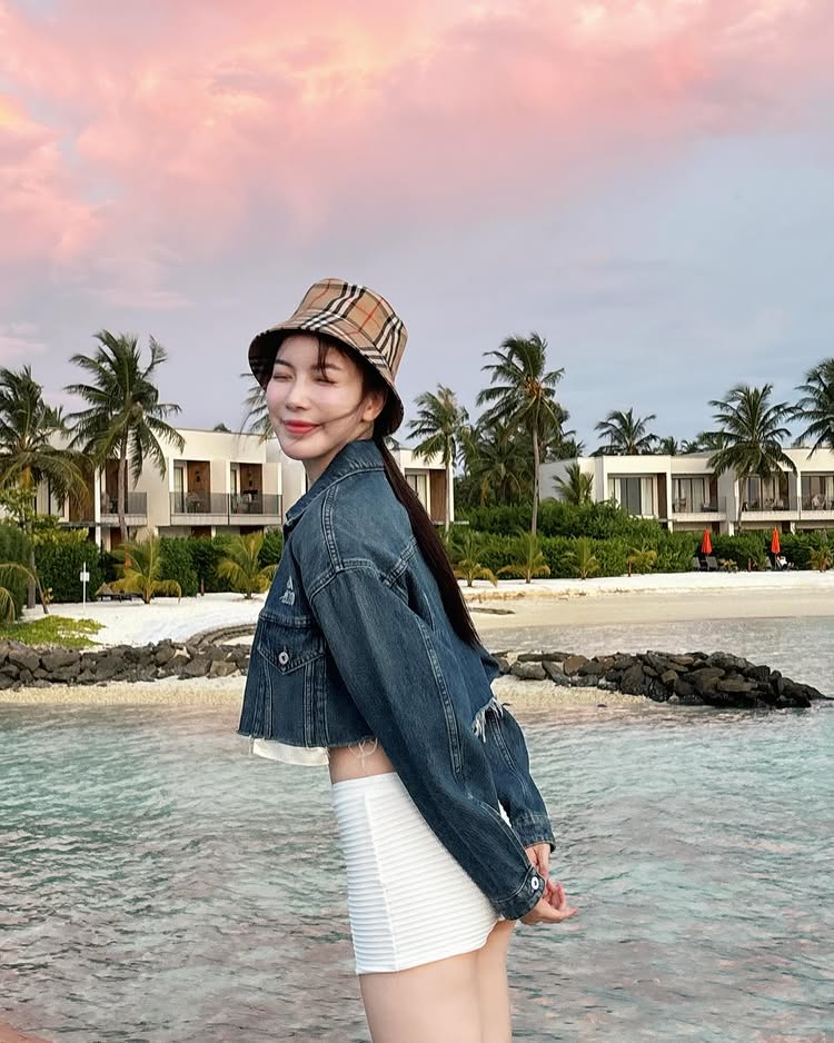 มุก วรนิษฐ์ ใส่บิกินี่สีชมพู แชะภาพอวดหุ่นเซ็กซี่ ทำทะเลมัลดีฟส์เดือด