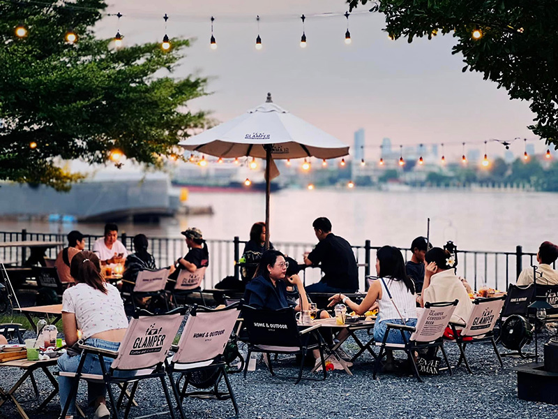 คาเฟ่ริมน้ำ 2568 ร้าน Glamper Coffee and Bar