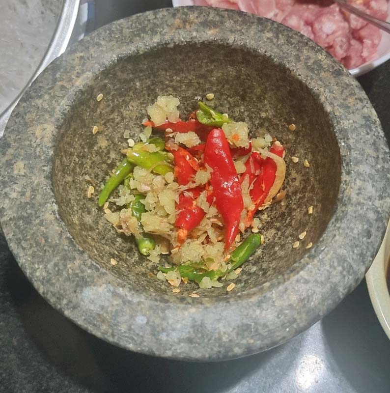 ผัดกะเพราหมู ใส่วุ้นเส้น กับไข่เจียวหมูสับ