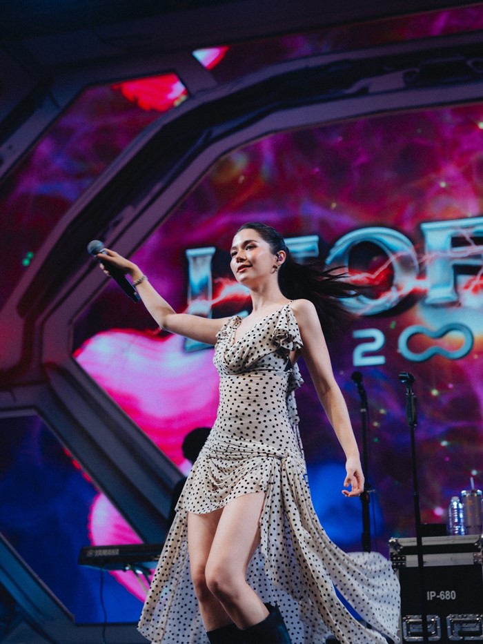 วี วิโอเลต ชุดใหม่ลายจุดขึ้นเวที