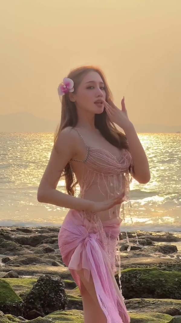 พิม พิมประภา เสิร์ฟทูพีซเซ็กซี่ ต้อนรับซัมเมอร์แบบร้อน ๆ ริมหาด