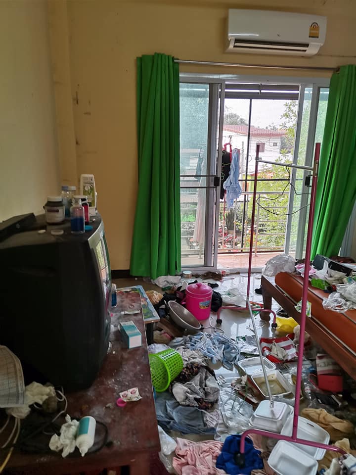 ขยะล้นห้อง