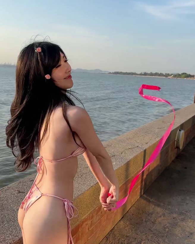 เบียร์ ภัสรนันท์ นุ่งบิกินี่ดอกกุหลาบ โชว์สัดส่วนสุดเซ็กซี่แบบเดือด ๆ