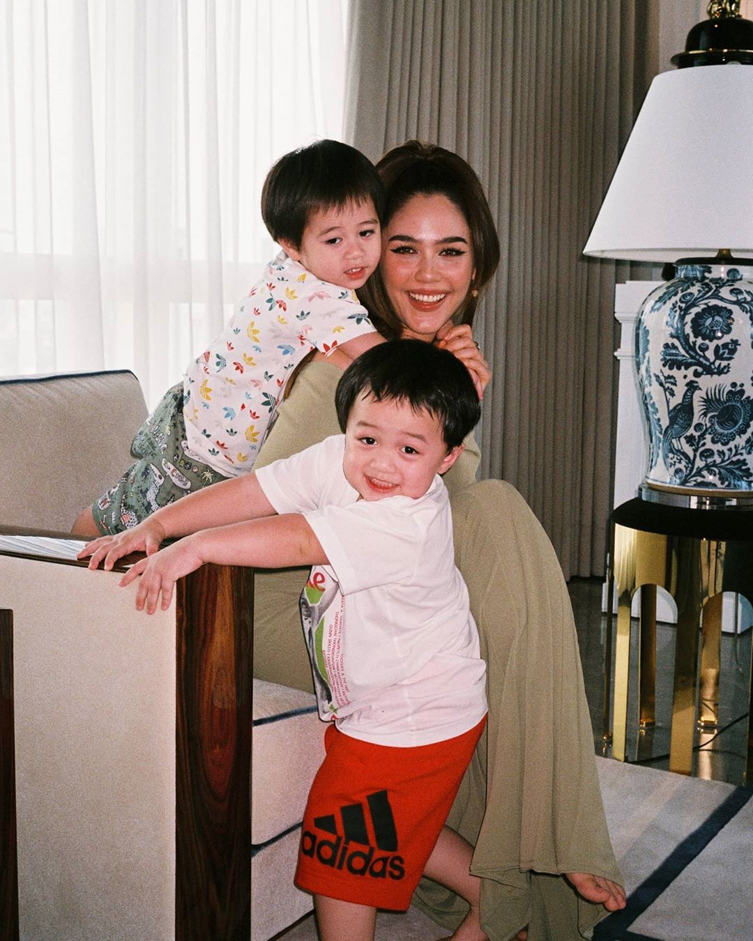 ชมพู่ สายฟ้า พายุ