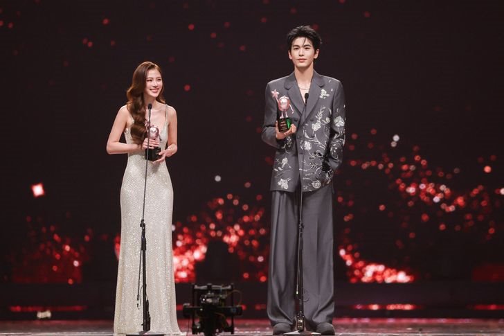 ใบเฟิร์น พิมพ์ชนก ขึ้นรับรางวัลที่จีน อวดออร่าสะพรั่ง