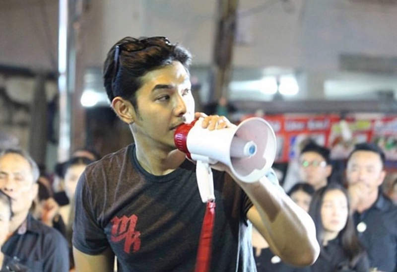 อาร์ต พศุตม์ อาสาช่วยจัดแถว ขี่รถรับส่งฟรีที่สนามหลวง เพื่อร่วมถวายความอาลัย