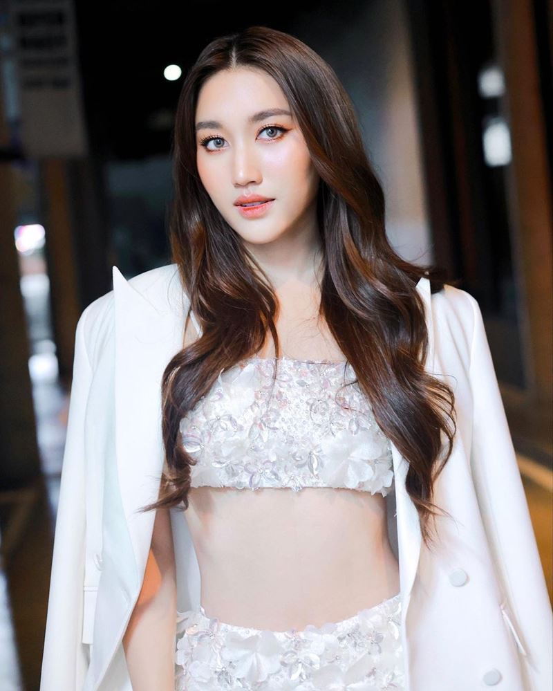 เบส รักษ์วนีย์